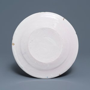 Un plat en faïence de Delft bleu et blanc à décor d'un navire, vers 1700 — photo 2
