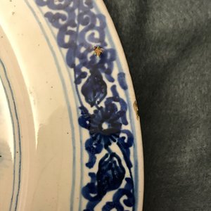 Un plat en faïence de Delft bleu et blanc à décor d'un navire, vers 1700 — photo 4