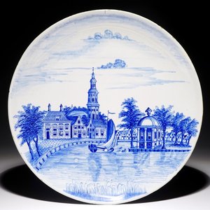 Un plat en faïence de Delft bleu et blanc à décor d'un paysage raffiné, début du 19ème — photo 1