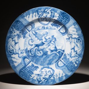 Un plat en faïence de Delft bleu et blanc à décor mythologique, 1ère moitié du 18ème — photo 1