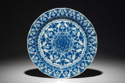 Un plat en faïence de Delft bleu et blanc à décor ornamental, 1ère moitié du 18ème