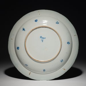 Un plat en faïence de Delft bleu et blanc à décor ornamental, 1ère moitié du 18ème — photo 2