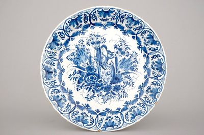 Un plat en faïence de Delft bleu et blanc décoré de Flora et la Corne d'Abondance