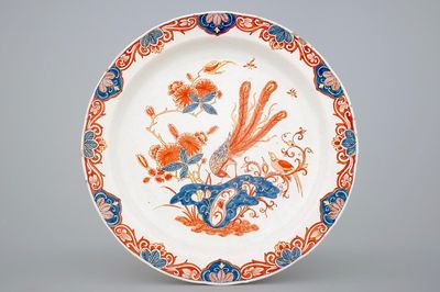 Un plat en faïence de Delft doré au décor d'un paon, 18ème
