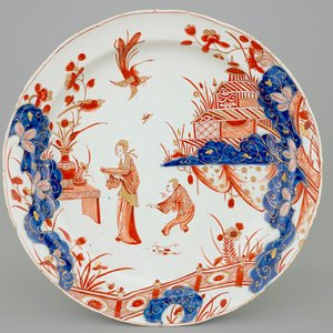 Un plat en faïence de Delft doré au décor d'une chinoiserie, 18ème — photo 1