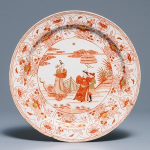 Un plat en faïence de Delft doré 'lait et sang' à décor de chinoiserie, 18ème — photo 1