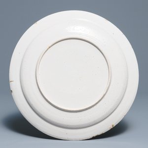 Un plat en faïence de Delft doré 'lait et sang' à décor de chinoiserie, 18ème — photo 2