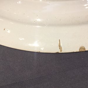 Un plat en faïence de Delft doré 'lait et sang' à décor de chinoiserie, 18ème — photo 4