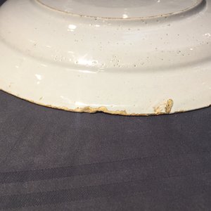 Un plat en faïence de Delft doré 'lait et sang' à décor de chinoiserie, 18ème — photo 6