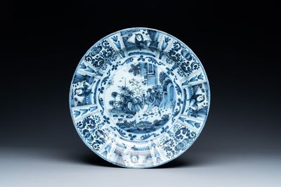 Un plat en faïence de Delft en bleu et blanc à decor chinois, fin du 17ème