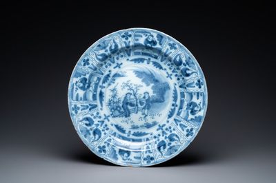 Un plat en faïence de Delft en bleu et blanc à décor chinois, fin du 17ème