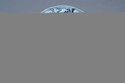 Un plat en faïence de Delft en bleu et blanc à décor de chinoiserie de style kraak, 17/18ème