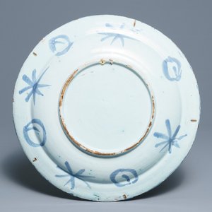 Un plat en faïence de Delft en bleu et blanc à décor de chinoiserie de style kraak, 17/18ème — photo 2
