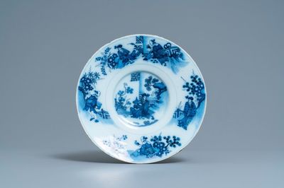 Un plat en faïence de Delft en bleu et blanc à décor de chinoiserie, fin du 17ème