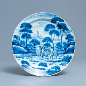 Un plat en faïence de Delft en bleu et blanc à décor de figures dans un paysage, 18ème — photo 1