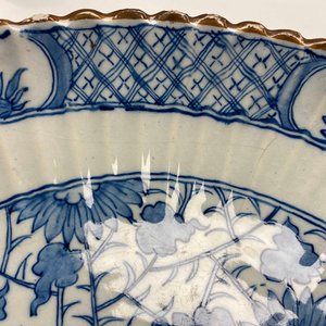 Un plat en faïence de Delft en bleu et blanc à décor d'un dragon chinois, 18ème — photo 4