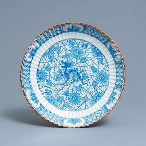 Un plat en faïence de Delft en bleu et blanc à décor d'un dragon chinois, 18ème — photo 1