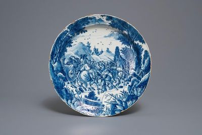 Un plat en faïence de Delft en bleu et blanc à décor raffiné d'une bataille de cavaliers, 18ème