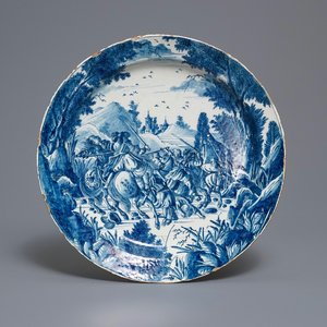 Un plat en faïence de Delft en bleu et blanc à décor raffiné d'une bataille de cavaliers, 18ème — photo 1