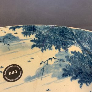 Un plat en faïence de Delft en bleu et blanc à décor raffiné d'une bataille de cavaliers, 18ème — photo 8
