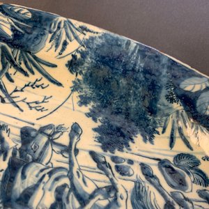 Un plat en faïence de Delft en bleu et blanc à décor raffiné d'une bataille de cavaliers, 18ème — photo 9