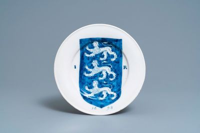 Un plat en faïence de Delft en bleu et blanc aux armes de Jacques Ier, daté 1698