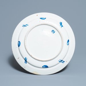 Un plat en faïence de Delft en palette cachemire, 18ème — photo 2