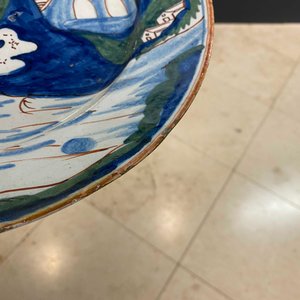 Un plat en faïence de Delft en palette cachemire, 18ème — photo 7