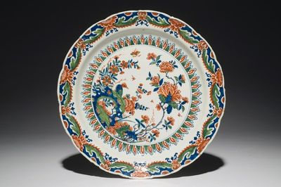 Un plat en faïence de Delft en palette cachemire à décor d'un oiseau parmi fleurs, 1ère moitié du 18ème