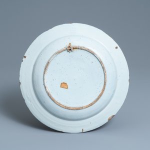 Un plat en faïence de Delft polychrome à décor de la cueillette de pommes, 18ème — photo 2