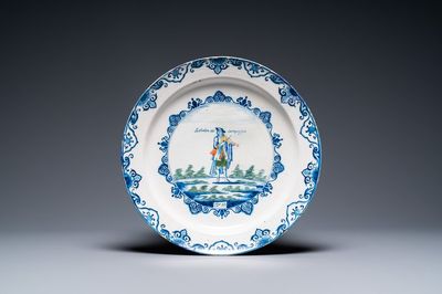 Un plat en faïence de Delft polychrome à décor d'un violoniste, 1er quart du 18ème
