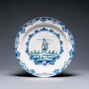 Un plat en faïence de Delft polychrome à décor d'un violoniste, 1er quart du 18ème — photo 1