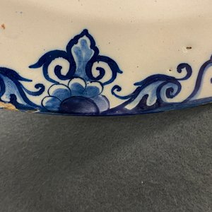 Un plat en faïence de Delft polychrome à décor d'un violoniste, 1er quart du 18ème — photo 9