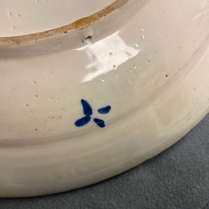 Un plat en faïence de Delft polychrome à décor d'un violoniste, 1er quart du 18ème — photo 10