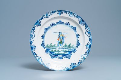 Un plat en faïence de Delft polychrome à décor d'un violoniste, 1er quart du 18ème