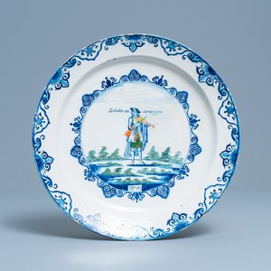 Un plat en faïence de Delft polychrome à décor d'un violoniste, 1er quart du 18ème — photo 1