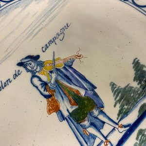 Un plat en faïence de Delft polychrome à décor d'un violoniste, 1er quart du 18ème — photo 5