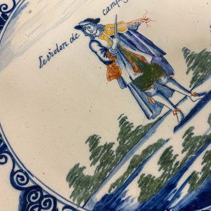 Un plat en faïence de Delft polychrome à décor d'un violoniste, 1er quart du 18ème — photo 6