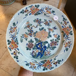 Un plat en faïence de Delft polychrome à décor floral, 18ème — photo 3