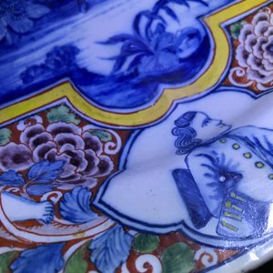 Un plat en faïence de Delft polychrome à décor romantique, 18ème — photo 12