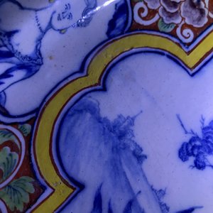 Un plat en faïence de Delft polychrome à décor romantique, 18ème — photo 4
