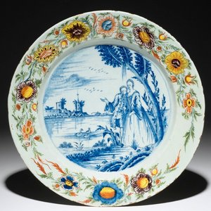 Un plat en faïence de Delft polychrome à technique mixte à décor d'une scène galante, 18ème — photo 1