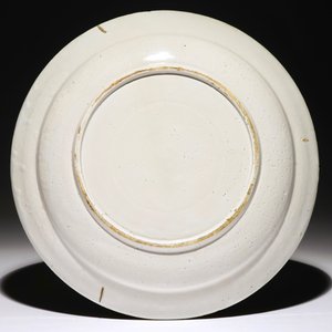 Un plat en faïence de Delft polychrome au médaillon d'un paysage fluvial, 18ème — photo 2