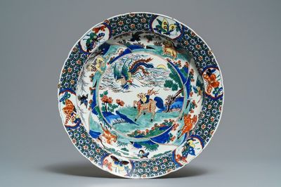 Un plat en faïence de Delft polychrome de style famille verte à décor d'animaux mythiques, 18ème