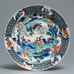 Un plat en faïence de Delft polychrome de style famille verte à décor d'animaux mythiques, 18ème — photo 1