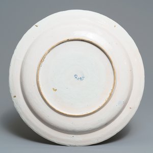 Un plat en faïence de Delft polychrome de style famille verte à décor d'animaux mythiques, 18ème — photo 2