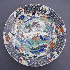 Un plat en faïence de Delft polychrome de style famille verte à décor d'animaux mythiques, 18ème — photo 3