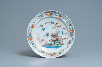Un plat en faïence de Delft polychrome de style Kakiemon, 18ème