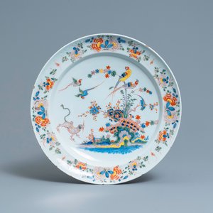 Un plat en faïence de Delft polychrome de style Kakiemon, 18ème — photo 1