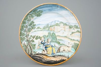 Un plat en faïence de Holitsch en style de Castelli, 18ème